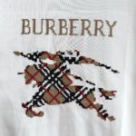 P70 款号TM1059 BURBERRY 巴宝莉新款马赛克刺绣圆领短袖 面料：280克32支双纱纯棉面料 工艺：重工精梳棉 螺纹同缸同色 整体不会有色差 当下热度爆款 男女情侣款 定制原版一致辅料 三标齐全 os宽松版型 最大可穿到200斤左右 颜色：白色 黑色 尺码：S M L XL