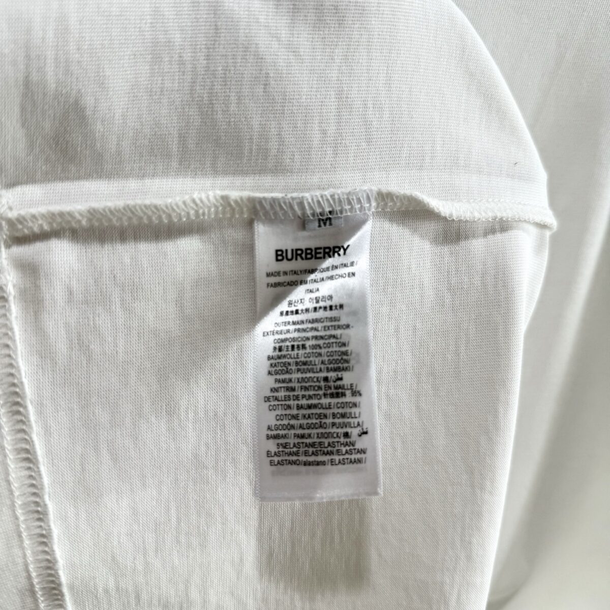P70 款号TM1059 BURBERRY 巴宝莉新款马赛克刺绣圆领短袖 面料：280克32支双纱纯棉面料 工艺：重工精梳棉 螺纹同缸同色 整体不会有色差 当下热度爆款 男女情侣款 定制原版一致辅料 三标齐全 os宽松版型 最大可穿到200斤左右 颜色：白色 黑色 尺码：S M L XL