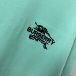 P75 BBR 巴宝*莉 2026春夏款 经典简约战马刺绣工艺 定制双纱平纹纯棉面料 短袖T恤 男女同款 颜色：黑色 白色 紫色 紫色 绿色 尺码： S （90-130斤） M （120-150斤） L （140-165斤） XL （160-180斤） XXL （180-210斤）