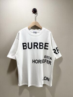 P75 款号TM1056 BURBERRY 巴宝莉字母弹幕印花圆领短袖 面料：280克32支双纱纯棉面料 工艺：重工精梳棉 螺纹同缸同色 整体不会有色差 当下热度爆款 男女情侣款 定制原版一致辅料 三标齐全 os宽松版型 最大可穿到200斤左右 颜色：白色 黑色 尺码：S M L XL