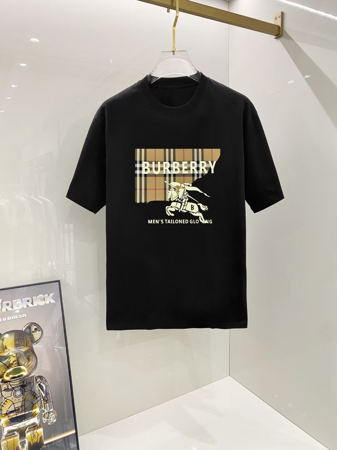 P70 巴宝莉 2026早春新款首发专柜最新款短袖圆领T恤 高端订制 设计前卫时尚！高端定制高支长绒棉面料.穿着舒适.专柜级别精致车线.做工精细.上身效果无敌帅气！型男必备单品！ 码数： S M L XL XXL 胸围：50 52 55 58 61 衣长：69 71 73 75 77 肩宽：48 50 53 56 58 袖长：22 23 24 尺寸由于手工测量，存在1-3CM左右的偏差