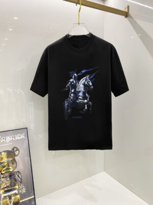 P70 巴宝莉 2026早春新款首发专柜最新款短袖圆领T恤 高端订制 设计前卫时尚！高端定制高支长绒棉面料.穿着舒适.专柜级别精致车线.做工精细.上身效果无敌帅气！型男必备单品！ 码数： S M L XL XXL 胸围：50 52 55 58 61 衣长：69 71 73 75 77 肩宽：48 50 53 56 58 袖长：22 23 24 尺寸由于手工测量，存在1-3CM左右的偏差