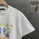 weigou_205986_2_c4a2d784e0 P80 Versa*范*思*哲 2026春夏款 官网图柜子版 丁禹兮同款 海底世界logo字母印花 三标齐全 定制双纱平纹纯棉面料 短袖T恤 男女同款 尺码: S (90-130斤) M (120-150斤) L (140-165斤) XL (160-180斤) XXL (180-210斤) 颜色:黑色 白色