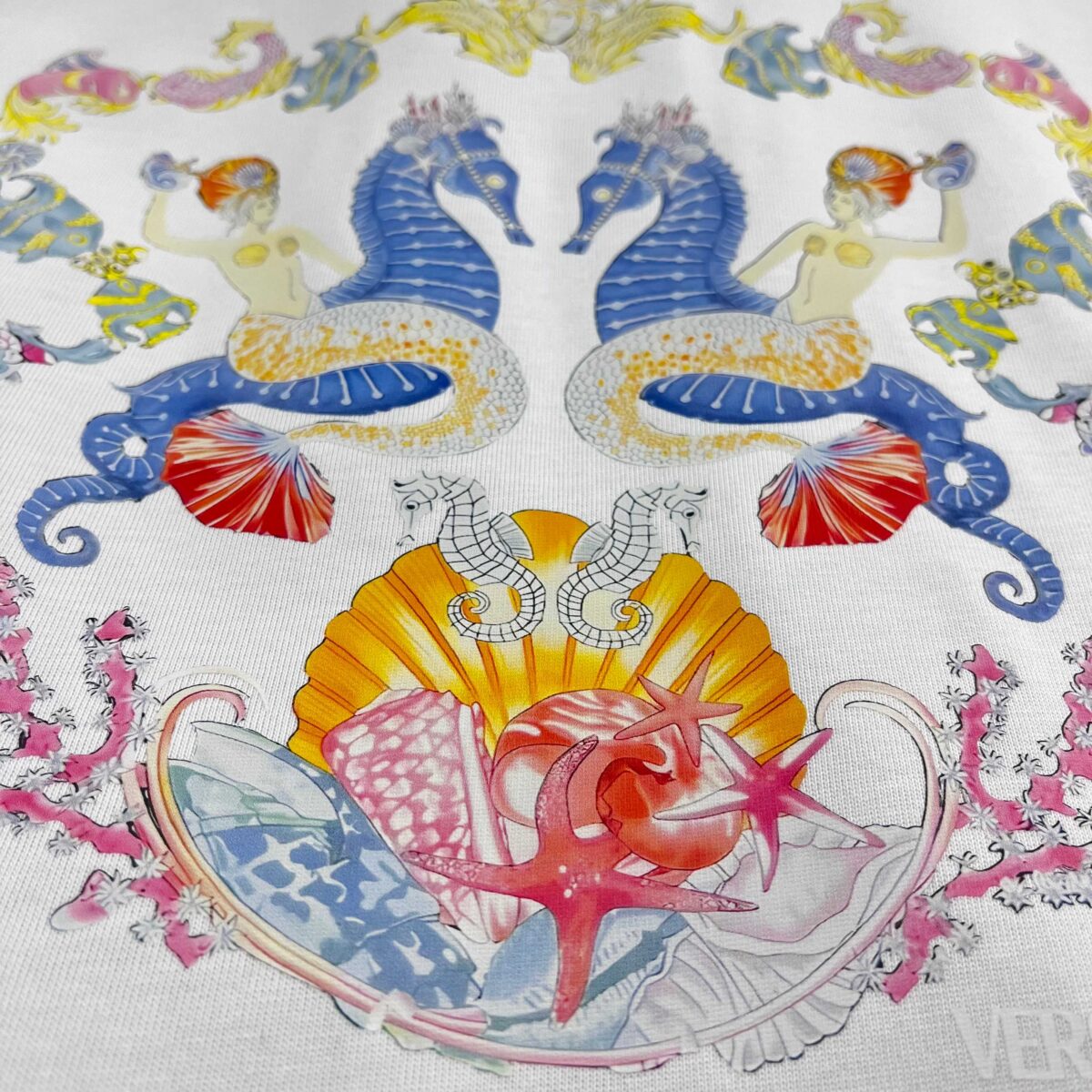 weigou_205986_5_bee21d77c6 P80 Versa*范*思*哲 2026春夏款 官网图柜子版 丁禹兮同款 海底世界logo字母印花 三标齐全 定制双纱平纹纯棉面料 短袖T恤 男女同款 尺码: S (90-130斤) M (120-150斤) L (140-165斤) XL (160-180斤) XXL (180-210斤) 颜色:黑色 白色