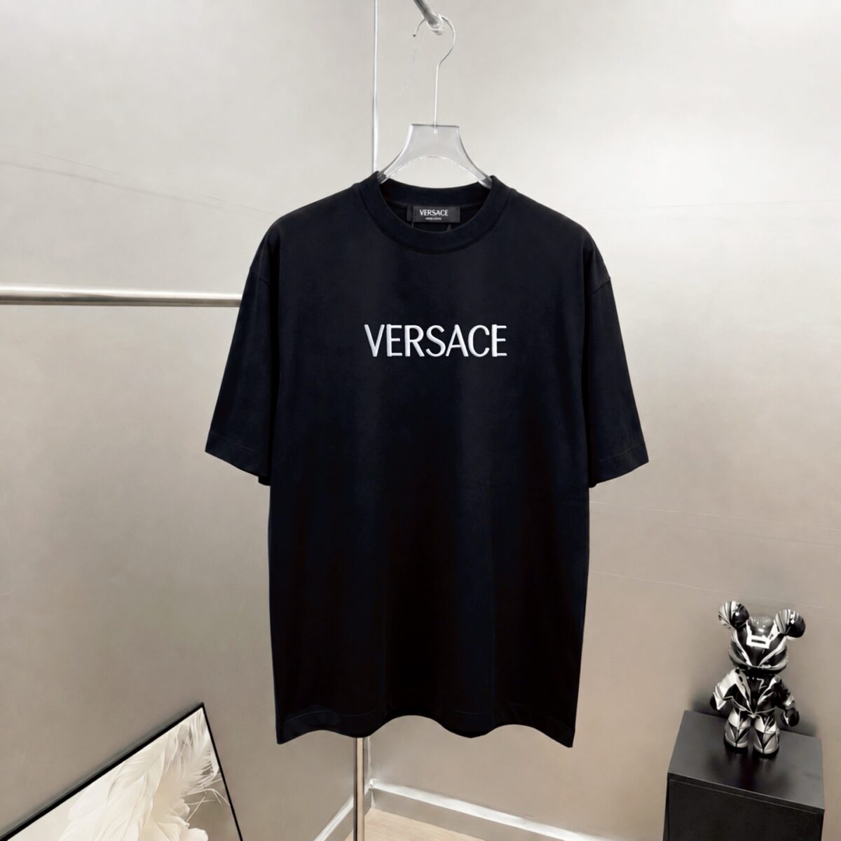 weigou_205987_0_fcb6b49f24 P75 Versace/范思哲 胸前logo字母刺绣 《区别通货面料》 7a抗菌短袖tee 上身十分舒适,男女同款半袖,落肩宽松版型 颜色: 黑色 白色 咖啡色 尺码:S(90-130斤) M(125-150斤) L(135-165斤) XL(160-190斤) XXL(185-220斤)