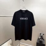 weigou_205987_0_fcb6b49f24 P75 Versace/范思哲 胸前logo字母刺绣 《区别通货面料》 7a抗菌短袖tee 上身十分舒适,男女同款半袖,落肩宽松版型 颜色: 黑色 白色 咖啡色 尺码:S(90-130斤) M(125-150斤) L(135-165斤) XL(160-190斤) XXL(185-220斤)