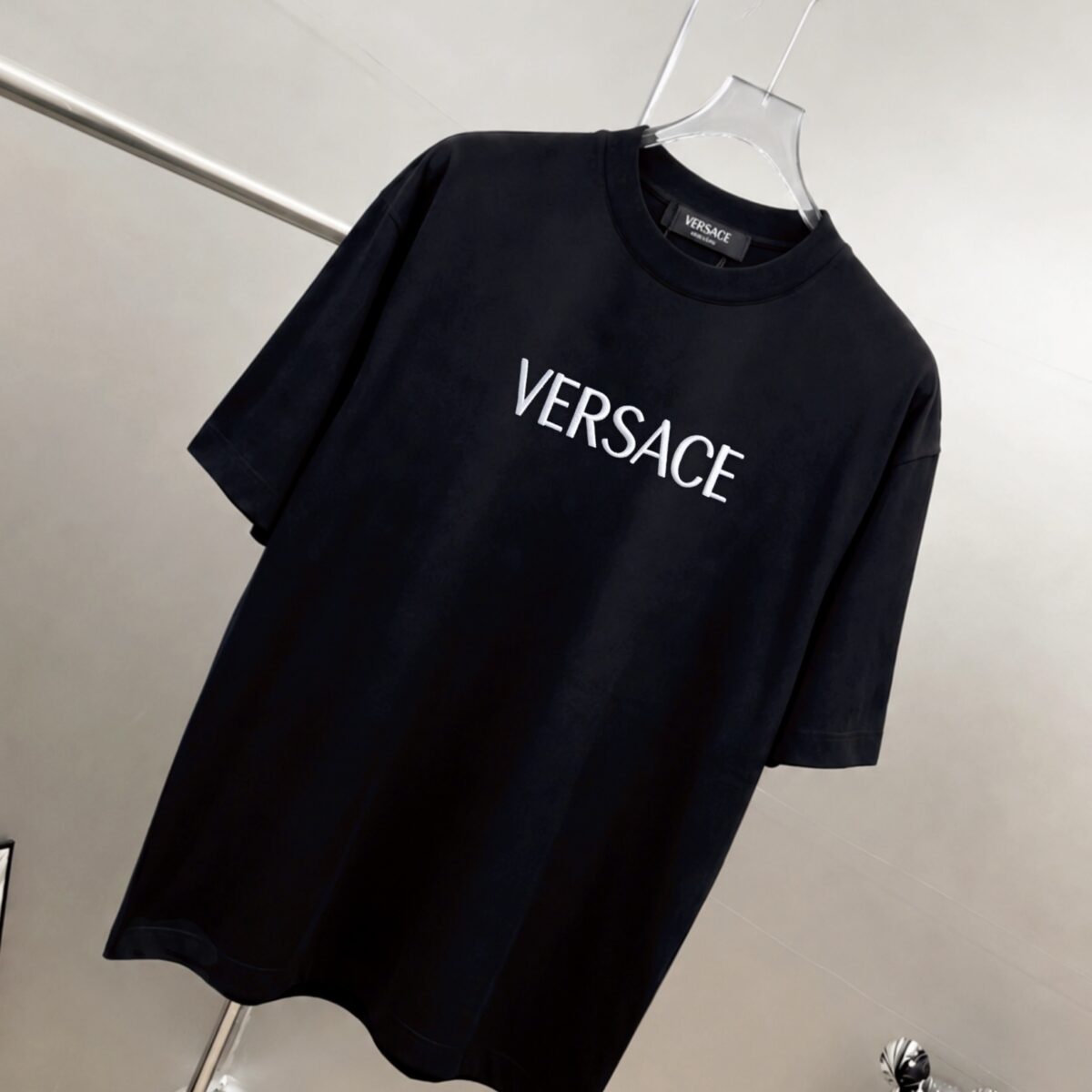 weigou_205987_2_9490f2f991 P75 Versace/范思哲 胸前logo字母刺绣 《区别通货面料》 7a抗菌短袖tee 上身十分舒适,男女同款半袖,落肩宽松版型 颜色: 黑色 白色 咖啡色 尺码:S(90-130斤) M(125-150斤) L(135-165斤) XL(160-190斤) XXL(185-220斤)