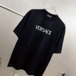 weigou_205987_2_9490f2f991 P75 Versace/范思哲 胸前logo字母刺绣 《区别通货面料》 7a抗菌短袖tee 上身十分舒适,男女同款半袖,落肩宽松版型 颜色: 黑色 白色 咖啡色 尺码:S(90-130斤) M(125-150斤) L(135-165斤) XL(160-190斤) XXL(185-220斤)