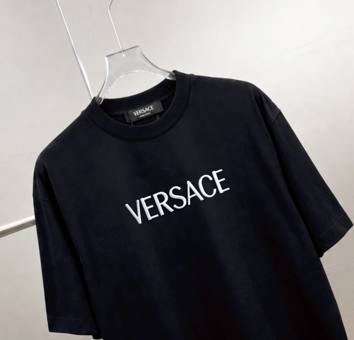 weigou_205987_3_915d76481f P75 Versace/范思哲 胸前logo字母刺绣 《区别通货面料》 7a抗菌短袖tee 上身十分舒适,男女同款半袖,落肩宽松版型 颜色: 黑色 白色 咖啡色 尺码:S(90-130斤) M(125-150斤) L(135-165斤) XL(160-190斤) XXL(185-220斤)