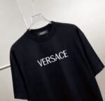 weigou_205987_3_915d76481f P75 Versace/范思哲 胸前logo字母刺绣 《区别通货面料》 7a抗菌短袖tee 上身十分舒适,男女同款半袖,落肩宽松版型 颜色: 黑色 白色 咖啡色 尺码:S(90-130斤) M(125-150斤) L(135-165斤) XL(160-190斤) XXL(185-220斤)