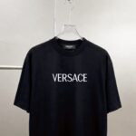 weigou_205987_4_27c8345c05 P75 Versace/范思哲 胸前logo字母刺绣 《区别通货面料》 7a抗菌短袖tee 上身十分舒适,男女同款半袖,落肩宽松版型 颜色: 黑色 白色 咖啡色 尺码:S(90-130斤) M(125-150斤) L(135-165斤) XL(160-190斤) XXL(185-220斤)