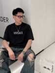 weigou_205987_6_1b3a0e2503 P75 Versace/范思哲 胸前logo字母刺绣 《区别通货面料》 7a抗菌短袖tee 上身十分舒适,男女同款半袖,落肩宽松版型 颜色: 黑色 白色 咖啡色 尺码:S(90-130斤) M(125-150斤) L(135-165斤) XL(160-190斤) XXL(185-220斤)