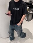 weigou_205987_7_896376cda3 P75 Versace/范思哲 胸前logo字母刺绣 《区别通货面料》 7a抗菌短袖tee 上身十分舒适,男女同款半袖,落肩宽松版型 颜色: 黑色 白色 咖啡色 尺码:S(90-130斤) M(125-150斤) L(135-165斤) XL(160-190斤) XXL(185-220斤)