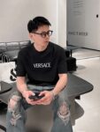 weigou_205987_8_b83006ab03 P75 Versace/范思哲 胸前logo字母刺绣 《区别通货面料》 7a抗菌短袖tee 上身十分舒适,男女同款半袖,落肩宽松版型 颜色: 黑色 白色 咖啡色 尺码:S(90-130斤) M(125-150斤) L(135-165斤) XL(160-190斤) XXL(185-220斤)