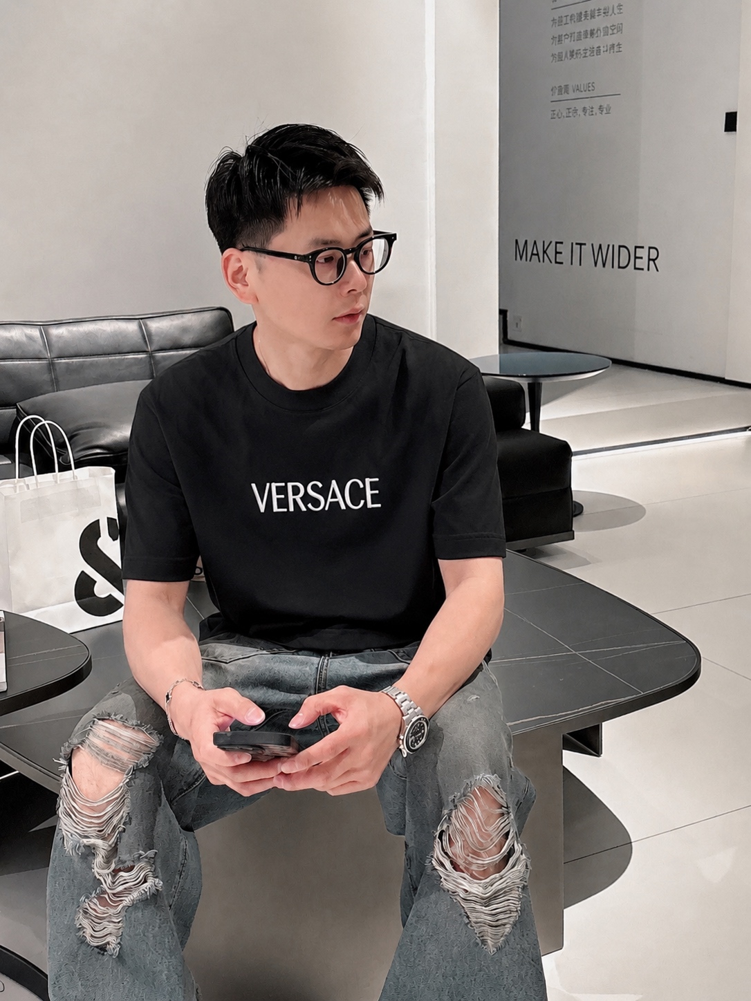 weigou_205987_8_b83006ab03 P75 Versace/范思哲 胸前logo字母刺绣 《区别通货面料》 7a抗菌短袖tee 上身十分舒适,男女同款半袖,落肩宽松版型 颜色: 黑色 白色 咖啡色 尺码:S(90-130斤) M(125-150斤) L(135-165斤) XL(160-190斤) XXL(185-220斤)