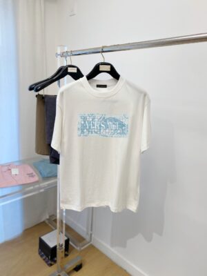 P70 范思哲、新品短袖T恤，帅气时尚，胸前顶级印花图案字母logo，简约百搭款。面料260g特制纯棉 不仅挺括，保持潮流的廓形，又穿着舒适，纱织更细腻，码数S-XXL（微宽松版型）