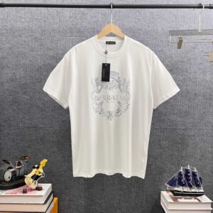 weigou_205989_0_ff7370965f P85 Vers*范思*哲* 2026春夏新款 经典字母logo反光烫钻工艺 双纱定制平纹纯棉面料 短袖T恤 男女同款 颜色 :黑色 白色 酒红色 尺码: S (90-130斤) M (120-150斤) L (140-165斤) XL (160-180斤) XXL (180-210斤)