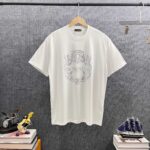 weigou_205989_9_6204c1c08c P85 Vers*范思*哲* 2026春夏新款 经典字母logo反光烫钻工艺 双纱定制平纹纯棉面料 短袖T恤 男女同款 颜色 :黑色 白色 酒红色 尺码: S (90-130斤) M (120-150斤) L (140-165斤) XL (160-180斤) XXL (180-210斤)