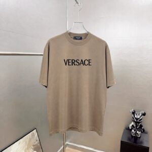 P75 Versace/范思哲 胸前logo字母刺绣 《区别通货面料》 7a抗菌短袖tee 上身十分舒适，男女同款半袖，落肩宽松版型 颜色: 黑色 白色 咖啡色 尺码：S（90-130斤） M（125-150斤） L（135-165斤） XL（160-190斤） XXL（185-220斤）