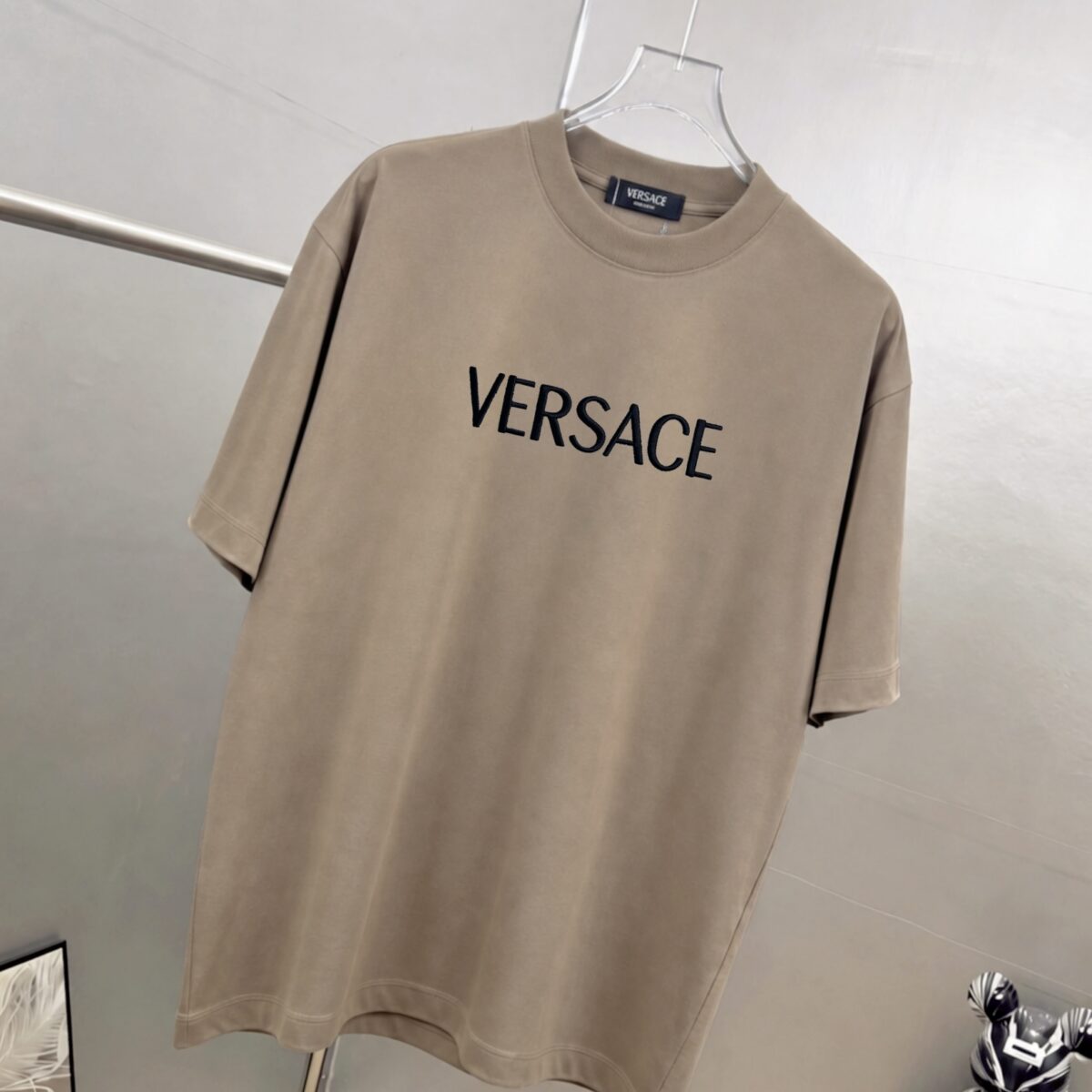 P75 Versace/范思哲 胸前logo字母刺绣 《区别通货面料》 7a抗菌短袖tee 上身十分舒适，男女同款半袖，落肩宽松版型 颜色: 黑色 白色 咖啡色 尺码：S（90-130斤） M（125-150斤） L（135-165斤） XL（160-190斤） XXL（185-220斤）
