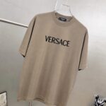 P75 Versace/范思哲 胸前logo字母刺绣 《区别通货面料》 7a抗菌短袖tee 上身十分舒适，男女同款半袖，落肩宽松版型 颜色: 黑色 白色 咖啡色 尺码：S（90-130斤） M（125-150斤） L（135-165斤） XL（160-190斤） XXL（185-220斤）