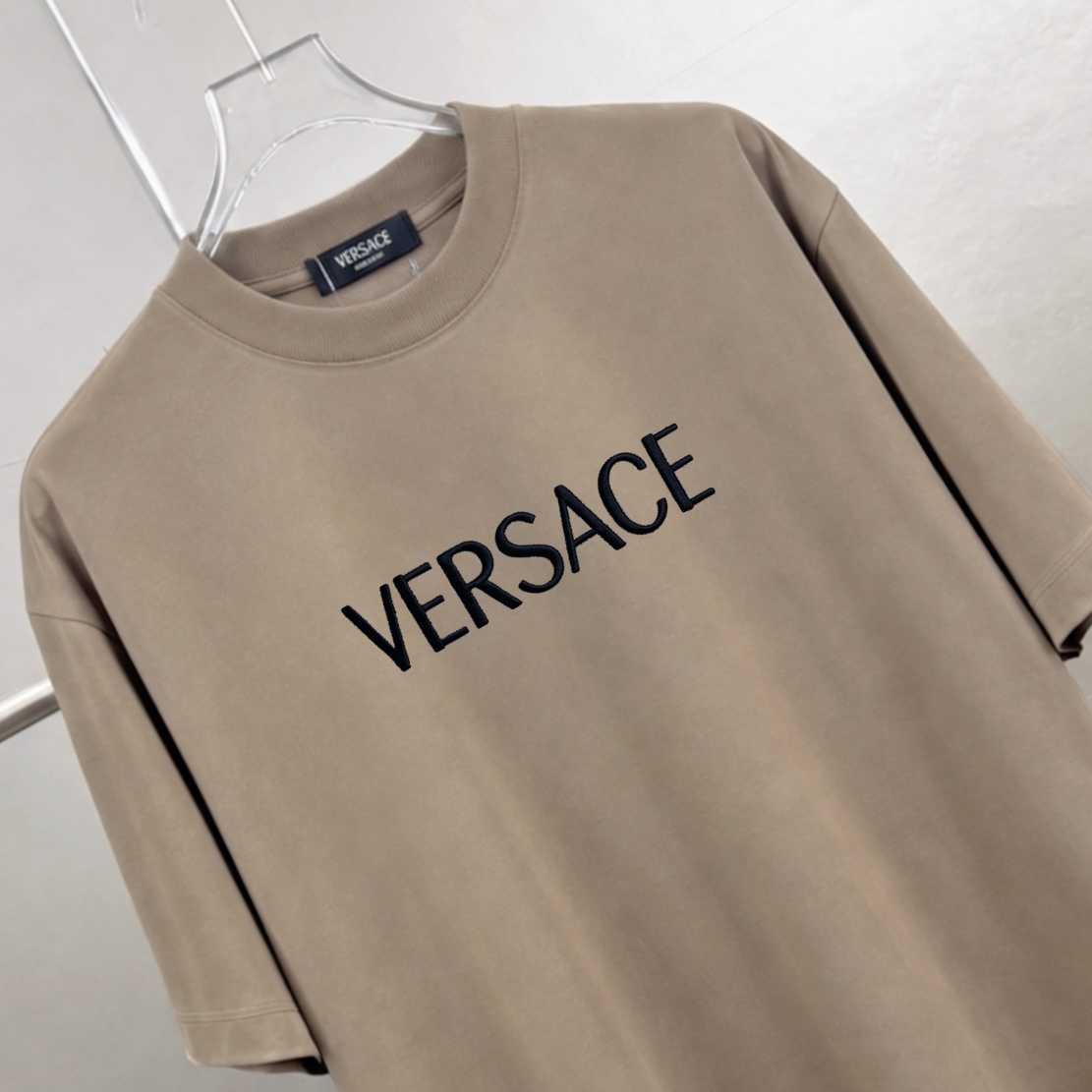 P75 Versace/范思哲 胸前logo字母刺绣 《区别通货面料》 7a抗菌短袖tee 上身十分舒适，男女同款半袖，落肩宽松版型 颜色: 黑色 白色 咖啡色 尺码：S（90-130斤） M（125-150斤） L（135-165斤） XL（160-190斤） XXL（185-220斤）