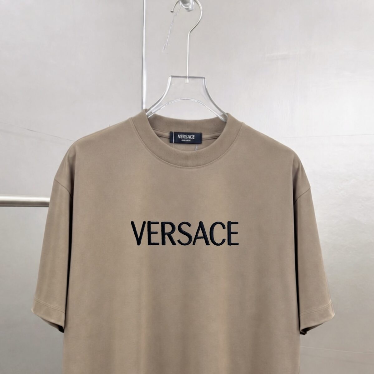 P75 Versace/范思哲 胸前logo字母刺绣 《区别通货面料》 7a抗菌短袖tee 上身十分舒适，男女同款半袖，落肩宽松版型 颜色: 黑色 白色 咖啡色 尺码：S（90-130斤） M（125-150斤） L（135-165斤） XL（160-190斤） XXL（185-220斤）