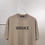 P75 Versace/范思哲 胸前logo字母刺绣 《区别通货面料》 7a抗菌短袖tee 上身十分舒适，男女同款半袖，落肩宽松版型 颜色: 黑色 白色 咖啡色 尺码：S（90-130斤） M（125-150斤） L（135-165斤） XL（160-190斤） XXL（185-220斤）