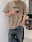 P75 Versace/范思哲 胸前logo字母刺绣 《区别通货面料》 7a抗菌短袖tee 上身十分舒适，男女同款半袖，落肩宽松版型 颜色: 黑色 白色 咖啡色 尺码：S（90-130斤） M（125-150斤） L（135-165斤） XL（160-190斤） XXL（185-220斤）