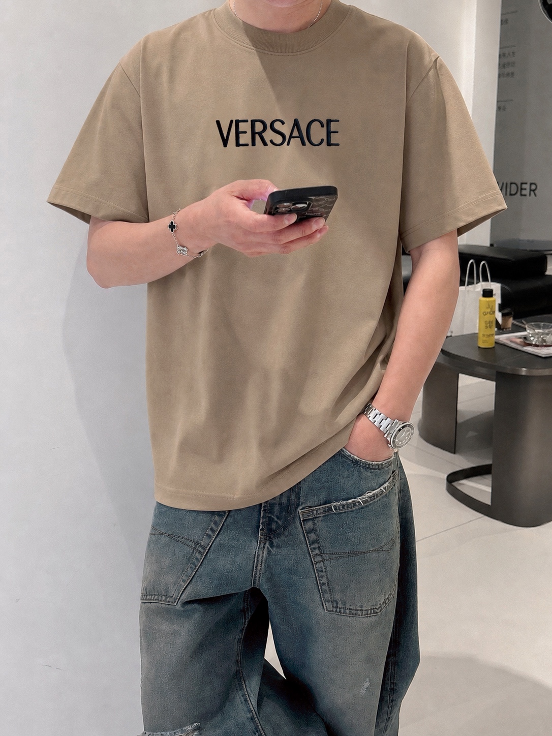 P75 Versace/范思哲 胸前logo字母刺绣 《区别通货面料》 7a抗菌短袖tee 上身十分舒适，男女同款半袖，落肩宽松版型 颜色: 黑色 白色 咖啡色 尺码：S（90-130斤） M（125-150斤） L（135-165斤） XL（160-190斤） XXL（185-220斤）