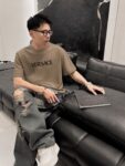 P75 Versace/范思哲 胸前logo字母刺绣 《区别通货面料》 7a抗菌短袖tee 上身十分舒适，男女同款半袖，落肩宽松版型 颜色: 黑色 白色 咖啡色 尺码：S（90-130斤） M（125-150斤） L（135-165斤） XL（160-190斤） XXL（185-220斤）