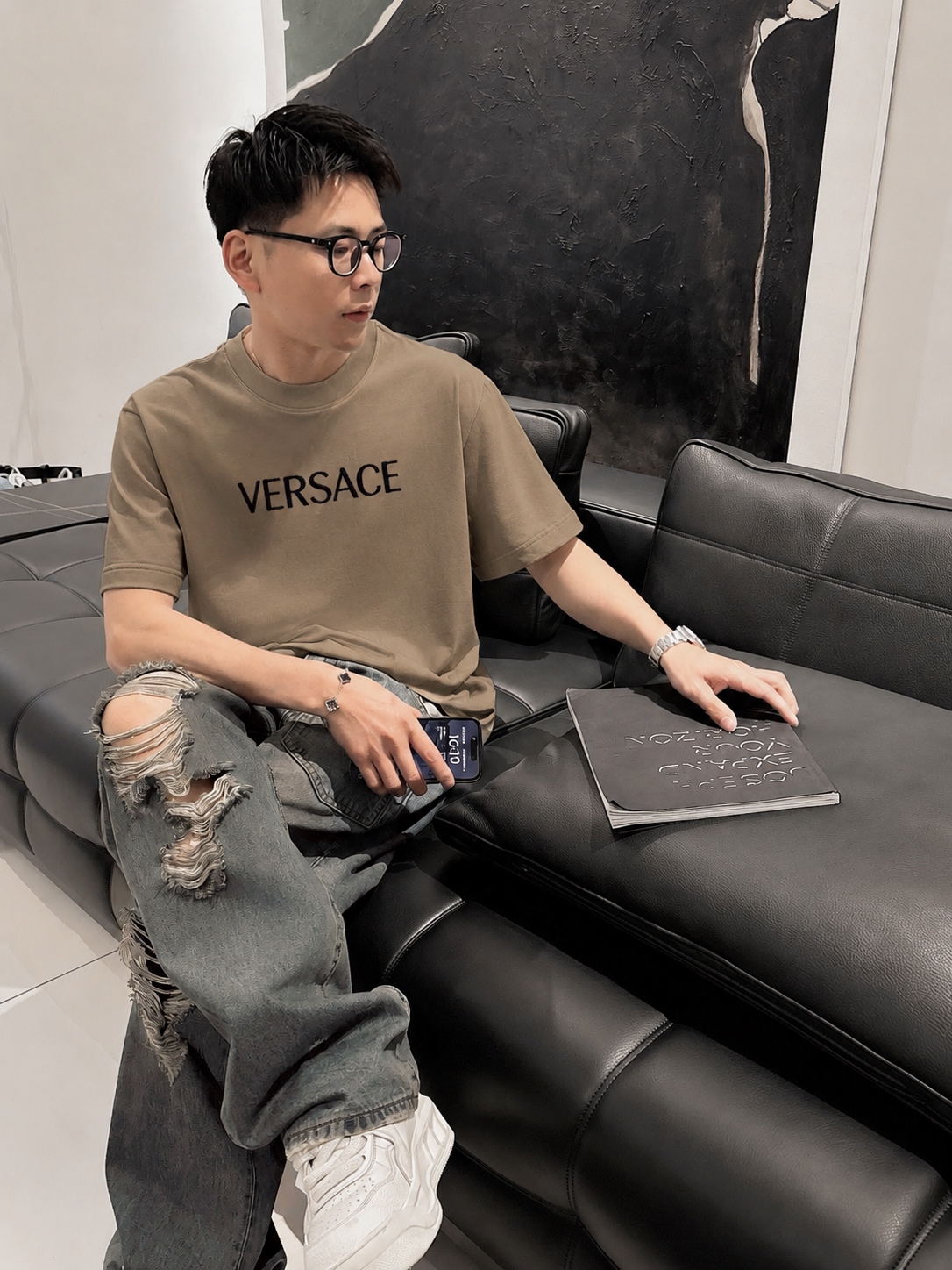 P75 Versace/范思哲 胸前logo字母刺绣 《区别通货面料》 7a抗菌短袖tee 上身十分舒适，男女同款半袖，落肩宽松版型 颜色: 黑色 白色 咖啡色 尺码：S（90-130斤） M（125-150斤） L（135-165斤） XL（160-190斤） XXL（185-220斤）