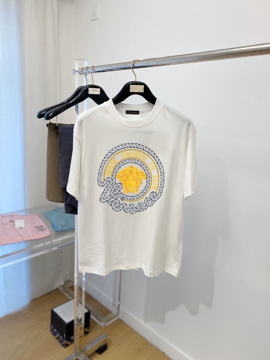 P70 范思哲、新品短袖T恤，帅气时尚，胸前顶级印花图案字母logo，简约百搭款。面料260g特制纯棉 不仅挺括，保持潮流的廓形，又穿着舒适，纱织更细腻，码数S-XXL（微宽松版型）