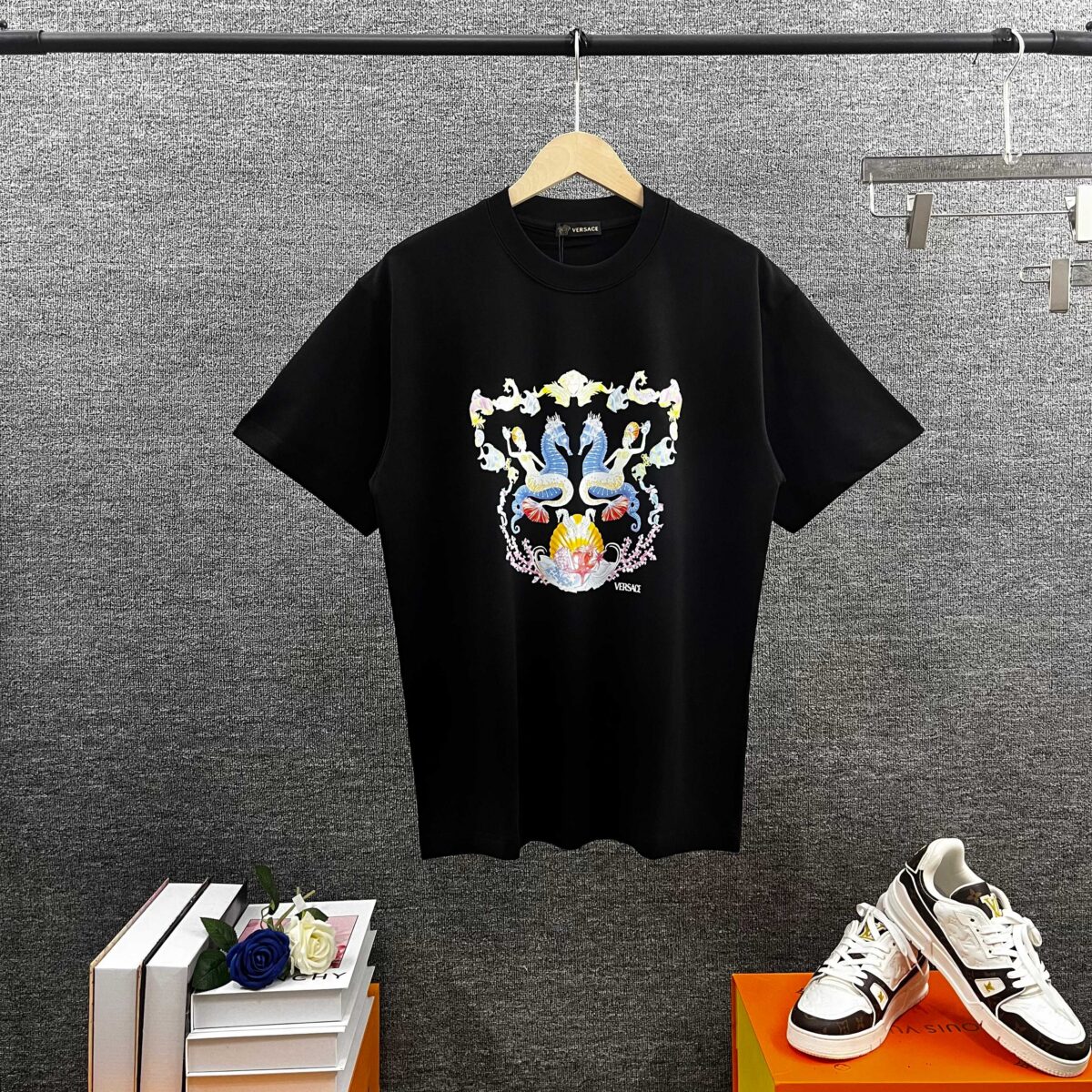 weigou_206054_1_ec4e3b4812 P80 Versa*范*思*哲 2026春夏款 官网图柜子版 丁禹兮同款 海底世界logo字母印花 三标齐全 定制双纱平纹纯棉面料 短袖T恤 男女同款 尺码: S (90-130斤) M (120-150斤) L (140-165斤) XL (160-180斤) XXL (180-210斤) 颜色:黑色 白色