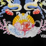 weigou_206054_6_8944d42c86 P80 Versa*范*思*哲 2026春夏款 官网图柜子版 丁禹兮同款 海底世界logo字母印花 三标齐全 定制双纱平纹纯棉面料 短袖T恤 男女同款 尺码: S (90-130斤) M (120-150斤) L (140-165斤) XL (160-180斤) XXL (180-210斤) 颜色:黑色 白色