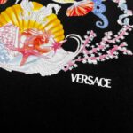 weigou_206054_7_2c48091af6 P80 Versa*范*思*哲 2026春夏款 官网图柜子版 丁禹兮同款 海底世界logo字母印花 三标齐全 定制双纱平纹纯棉面料 短袖T恤 男女同款 尺码: S (90-130斤) M (120-150斤) L (140-165斤) XL (160-180斤) XXL (180-210斤) 颜色:黑色 白色