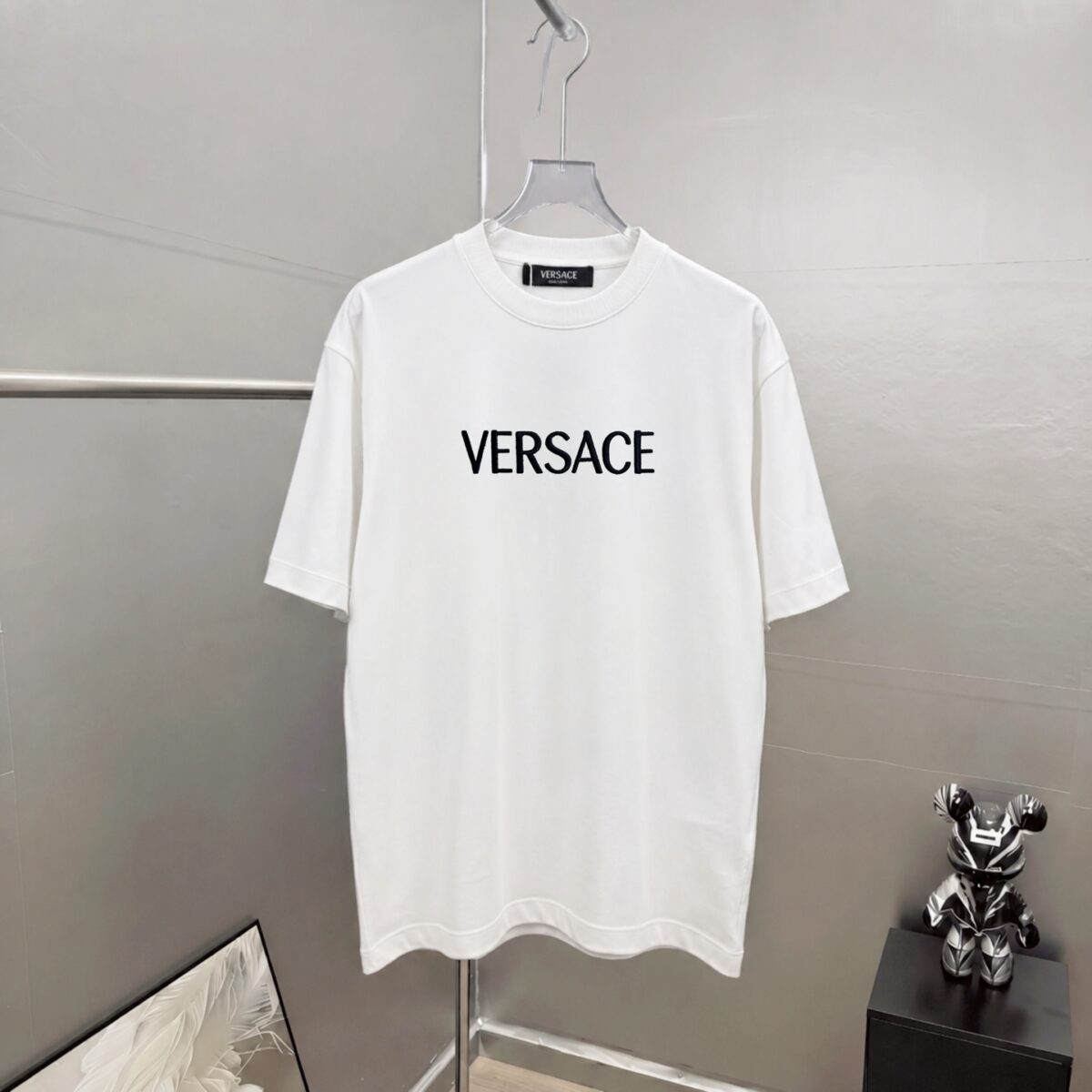 weigou_206085_0_60673686a9 P75 Versace/范思哲 胸前logo字母刺绣 《区别通货面料》 7a抗菌短袖tee 上身十分舒适,男女同款半袖,落肩宽松版型 颜色: 黑色 白色 咖啡色 尺码:S(90-130斤) M(125-150斤) L(135-165斤) XL(160-190斤) XXL(185-220斤)