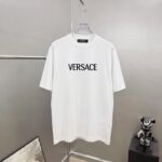 weigou_206085_0_60673686a9 P75 Versace/范思哲 胸前logo字母刺绣 《区别通货面料》 7a抗菌短袖tee 上身十分舒适,男女同款半袖,落肩宽松版型 颜色: 黑色 白色 咖啡色 尺码:S(90-130斤) M(125-150斤) L(135-165斤) XL(160-190斤) XXL(185-220斤)