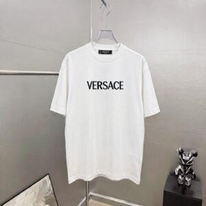 P75 Versace/范思哲 胸前logo字母刺绣 《区别通货面料》 7a抗菌短袖tee 上身十分舒适，男女同款半袖，落肩宽松版型 颜色: 黑色 白色 咖啡色 尺码：S（90-130斤） M（125-150斤） L（135-165斤） XL（160-190斤） XXL（185-220斤）