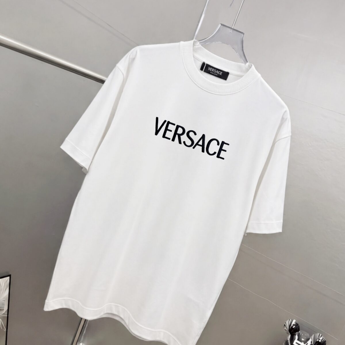 weigou_206085_2_c5d0612f29 P75 Versace/范思哲 胸前logo字母刺绣 《区别通货面料》 7a抗菌短袖tee 上身十分舒适,男女同款半袖,落肩宽松版型 颜色: 黑色 白色 咖啡色 尺码:S(90-130斤) M(125-150斤) L(135-165斤) XL(160-190斤) XXL(185-220斤)
