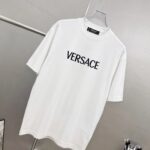 weigou_206085_2_c5d0612f29 P75 Versace/范思哲 胸前logo字母刺绣 《区别通货面料》 7a抗菌短袖tee 上身十分舒适,男女同款半袖,落肩宽松版型 颜色: 黑色 白色 咖啡色 尺码:S(90-130斤) M(125-150斤) L(135-165斤) XL(160-190斤) XXL(185-220斤)