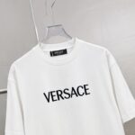 weigou_206085_3_0a8b645ade P75 Versace/范思哲 胸前logo字母刺绣 《区别通货面料》 7a抗菌短袖tee 上身十分舒适,男女同款半袖,落肩宽松版型 颜色: 黑色 白色 咖啡色 尺码:S(90-130斤) M(125-150斤) L(135-165斤) XL(160-190斤) XXL(185-220斤)