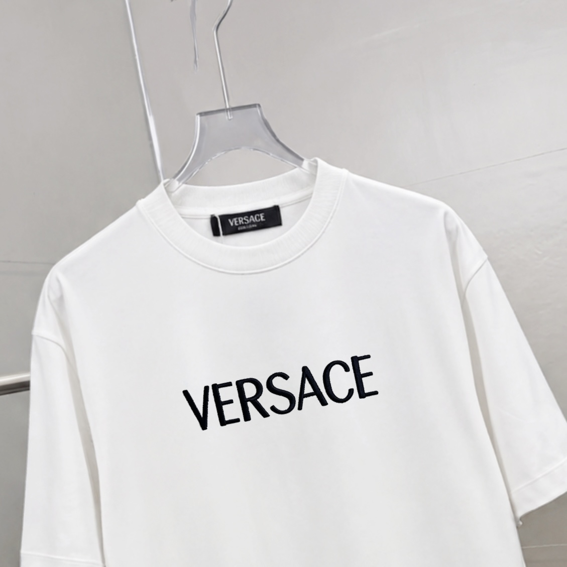 weigou_206085_3_0a8b645ade P75 Versace/范思哲 胸前logo字母刺绣 《区别通货面料》 7a抗菌短袖tee 上身十分舒适,男女同款半袖,落肩宽松版型 颜色: 黑色 白色 咖啡色 尺码:S(90-130斤) M(125-150斤) L(135-165斤) XL(160-190斤) XXL(185-220斤)