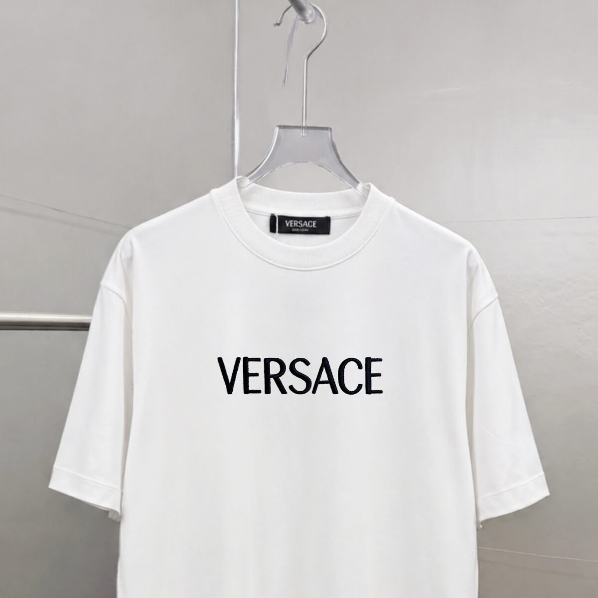 weigou_206085_4_89c8b32e51 P75 Versace/范思哲 胸前logo字母刺绣 《区别通货面料》 7a抗菌短袖tee 上身十分舒适,男女同款半袖,落肩宽松版型 颜色: 黑色 白色 咖啡色 尺码:S(90-130斤) M(125-150斤) L(135-165斤) XL(160-190斤) XXL(185-220斤)