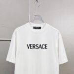 weigou_206085_4_89c8b32e51 P75 Versace/范思哲 胸前logo字母刺绣 《区别通货面料》 7a抗菌短袖tee 上身十分舒适,男女同款半袖,落肩宽松版型 颜色: 黑色 白色 咖啡色 尺码:S(90-130斤) M(125-150斤) L(135-165斤) XL(160-190斤) XXL(185-220斤)