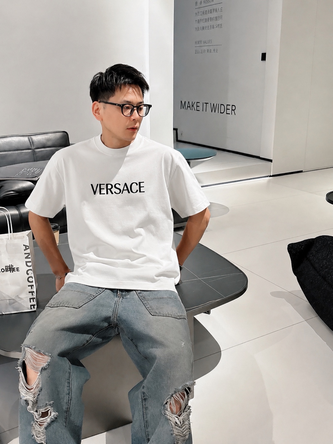 weigou_206085_6_0a67b024ed P75 Versace/范思哲 胸前logo字母刺绣 《区别通货面料》 7a抗菌短袖tee 上身十分舒适,男女同款半袖,落肩宽松版型 颜色: 黑色 白色 咖啡色 尺码:S(90-130斤) M(125-150斤) L(135-165斤) XL(160-190斤) XXL(185-220斤)