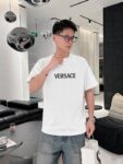 weigou_206085_7_e01644fc31 P75 Versace/范思哲 胸前logo字母刺绣 《区别通货面料》 7a抗菌短袖tee 上身十分舒适,男女同款半袖,落肩宽松版型 颜色: 黑色 白色 咖啡色 尺码:S(90-130斤) M(125-150斤) L(135-165斤) XL(160-190斤) XXL(185-220斤)