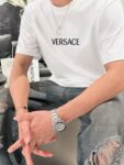 weigou_206085_8_f69e7022d8 P75 Versace/范思哲 胸前logo字母刺绣 《区别通货面料》 7a抗菌短袖tee 上身十分舒适,男女同款半袖,落肩宽松版型 颜色: 黑色 白色 咖啡色 尺码:S(90-130斤) M(125-150斤) L(135-165斤) XL(160-190斤) XXL(185-220斤)