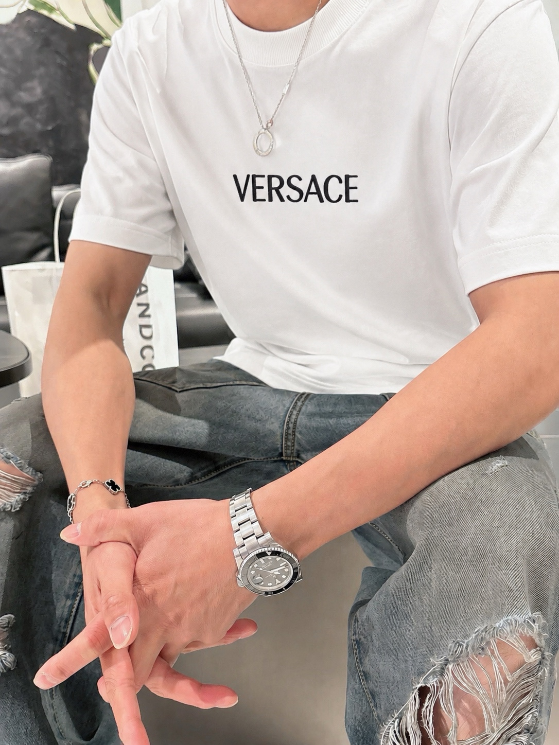 weigou_206085_8_f69e7022d8 P75 Versace/范思哲 胸前logo字母刺绣 《区别通货面料》 7a抗菌短袖tee 上身十分舒适,男女同款半袖,落肩宽松版型 颜色: 黑色 白色 咖啡色 尺码:S(90-130斤) M(125-150斤) L(135-165斤) XL(160-190斤) XXL(185-220斤)