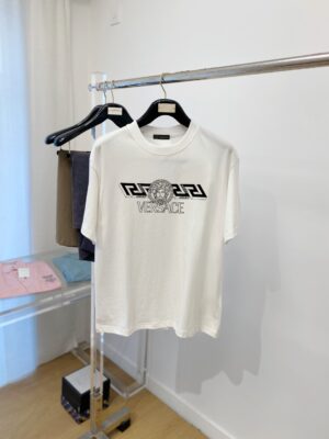 P70 范思哲、新品短袖T恤，帅气时尚，胸前顶级印花图案字母logo，简约百搭款。面料260g特制纯棉 不仅挺括，保持潮流的廓形，又穿着舒适，纱织更细腻，码数S-XXL（微宽松版型）